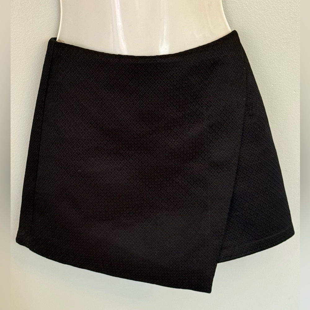 Romeo & Juliet Couture Black Skort Women’s Jr. S Textured Geo Skirt Shorts 26